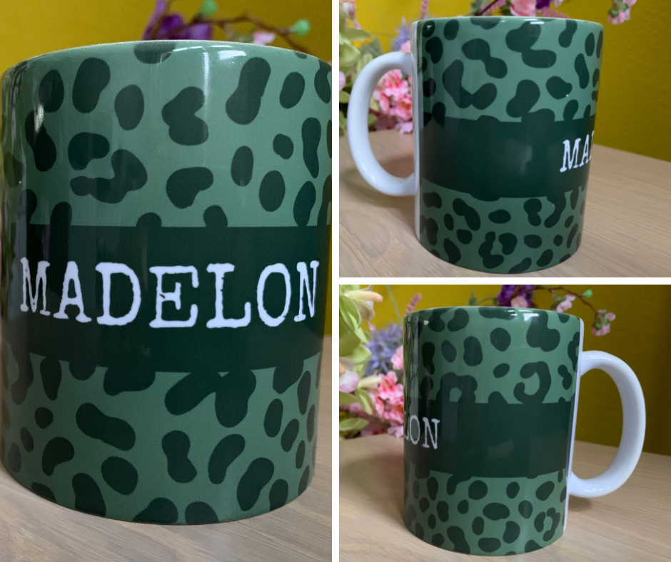Mok met groene panterprint en de naam Madelon erop waaruit ze kan theedrinken